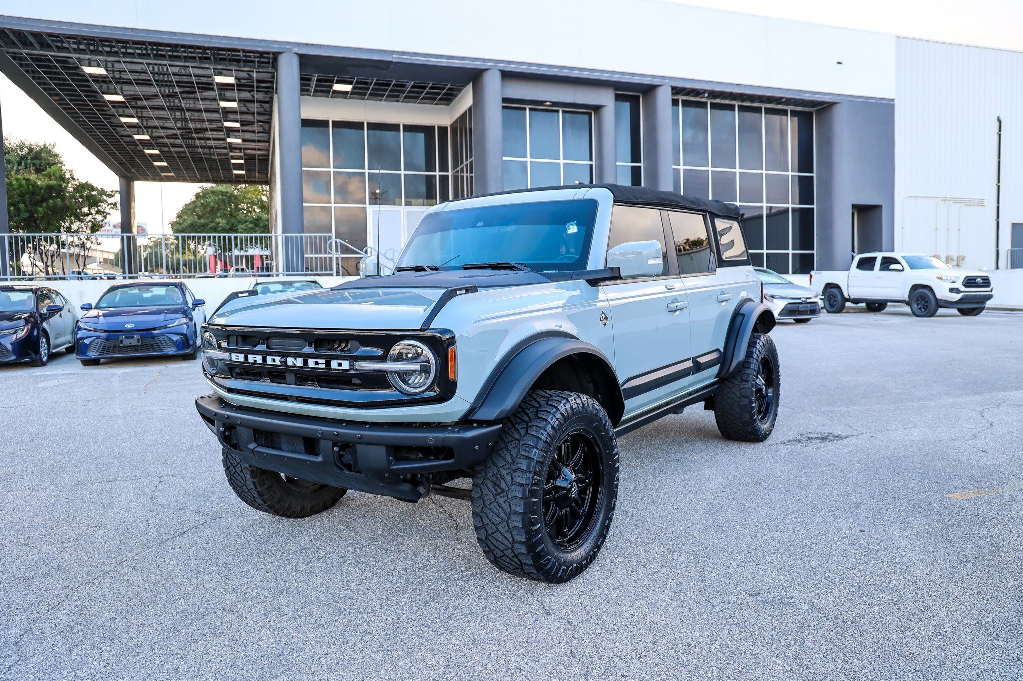 Used 2022 Ford Bronco Outer Banks AWD/4WD image 3