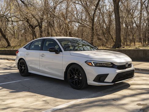 Used 2023 Honda Civic Sport image 2