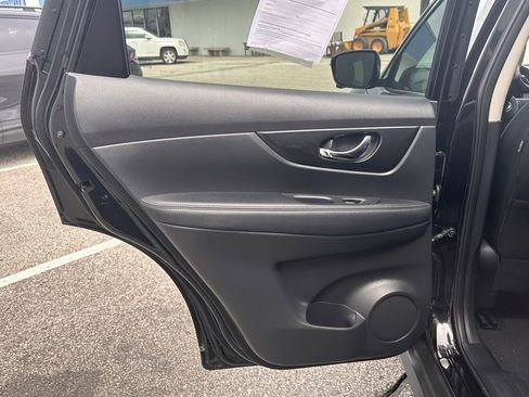 Used 2018 Nissan Rogue SV w/ Premium Package FWD image 15