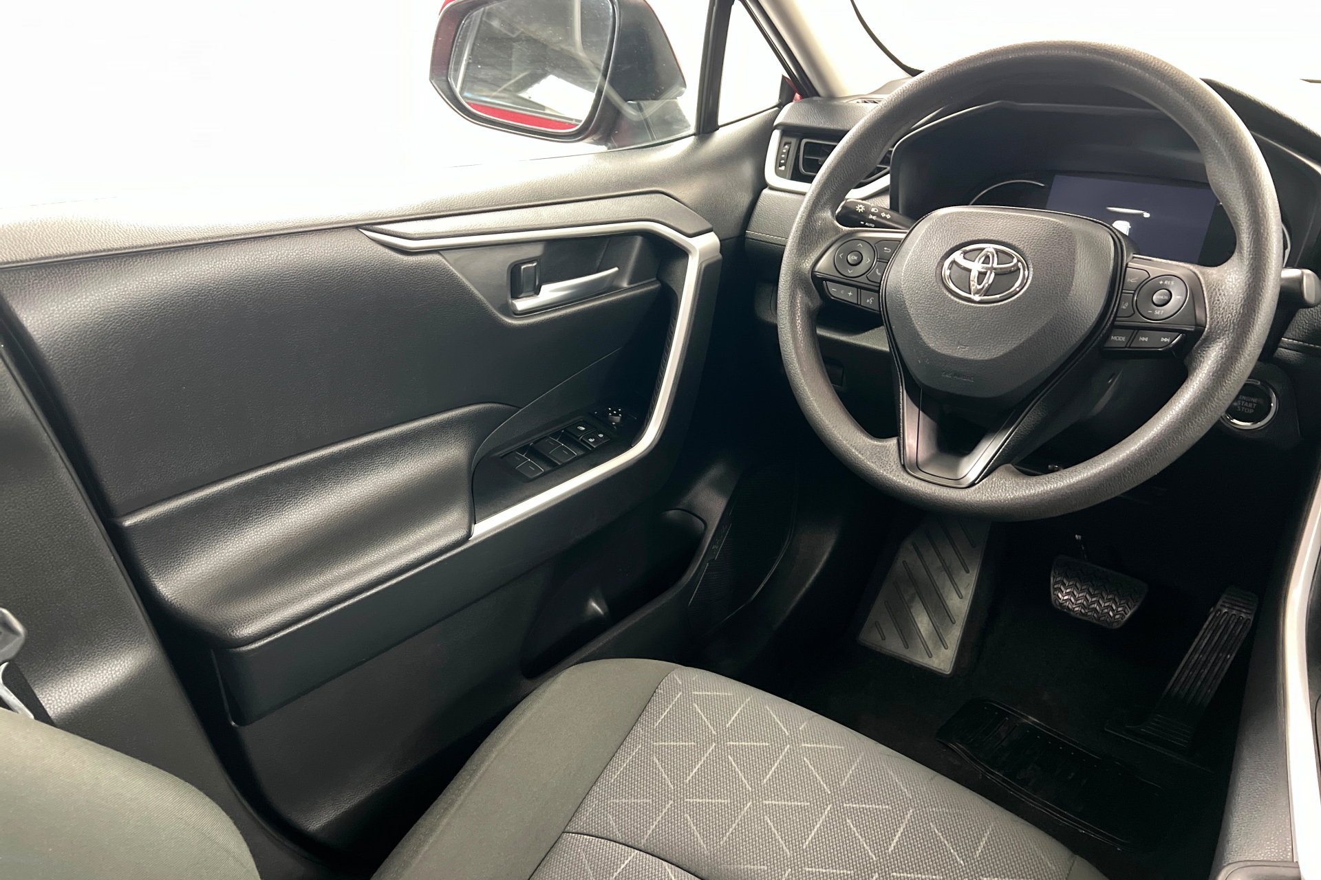 Used 2025 Toyota RAV4 XLE AWD/4WD image 11