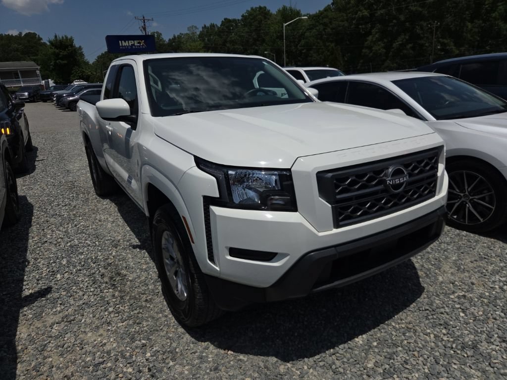 Used 2024 Nissan Frontier SV w/ Tow Package RWD image 2