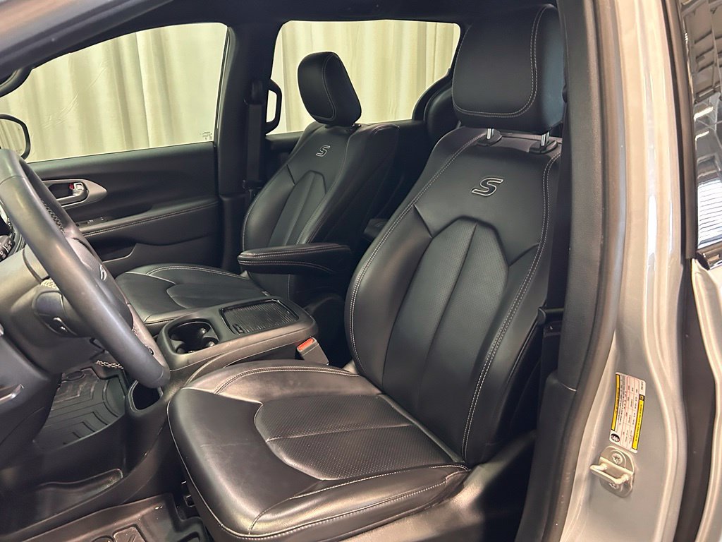Used 2023 Chrysler Pacifica Touring-L w/ Uconnect Theater Family Group FWD image 6