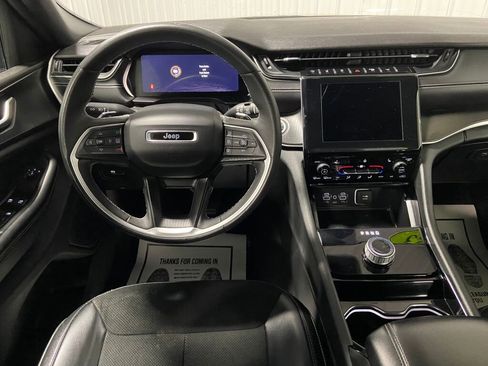 Used 2023 Jeep Grand Cherokee L Laredo image 8