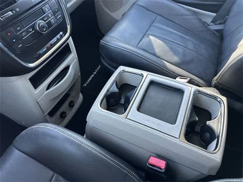 Used 2013 Chrysler Town & Country Touring image 24