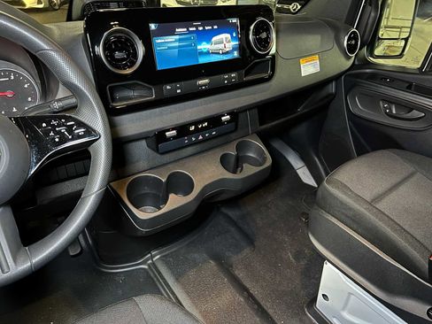 Used 2025 Mercedes-Benz Sprinter 2500 image 30