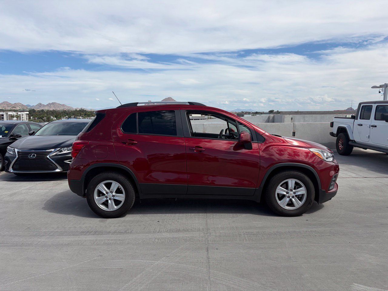 Used 2021 Chevrolet Trax LT w/ LT Convenience Package FWD image 3