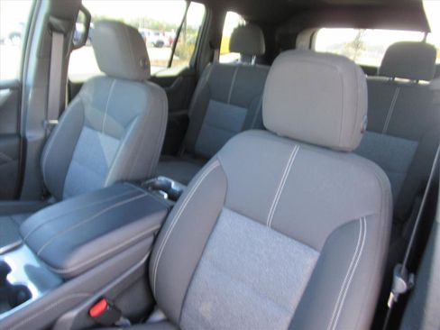 Used 2025 GMC Acadia Elevation image 16