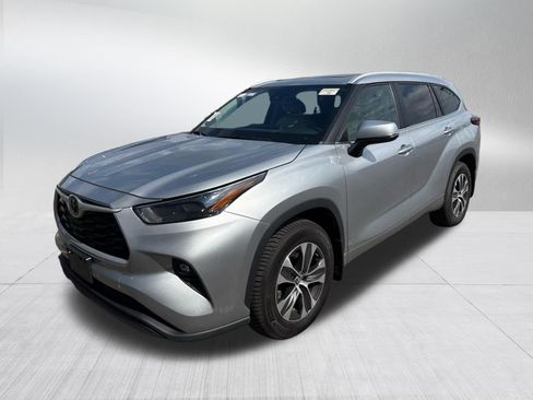 Used 2023 Toyota Highlander XLE AWD/4WD image 3
