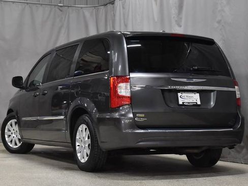 Used 2016 Chrysler Town & Country Touring image 2