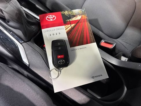 Used 2025 Toyota Corolla Cross LE AWD/4WD image 38