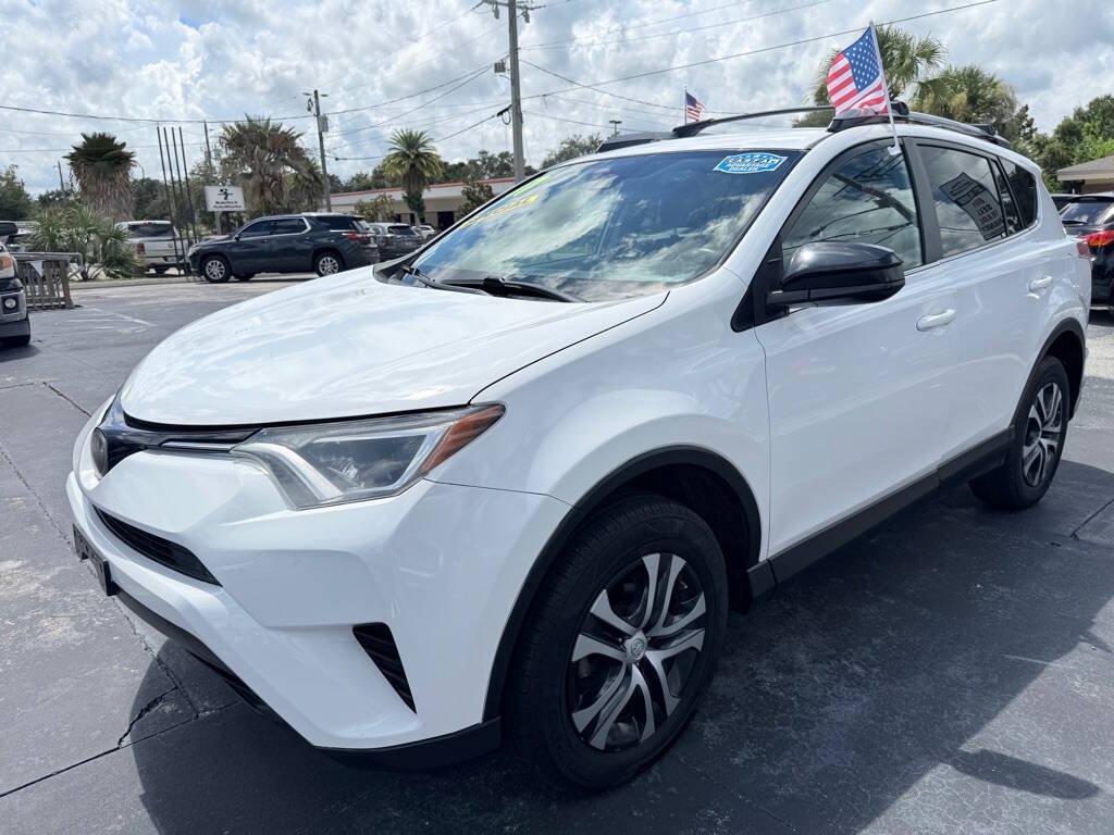 Used 2017 Toyota RAV4 LE w/ Carpet Mat Package AWD/4WD image 3