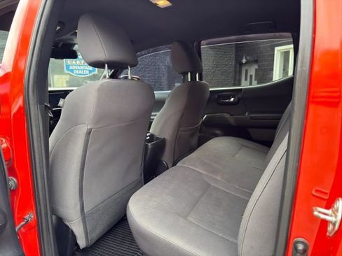 Used 2018 Toyota Tacoma TRD Sport image 13