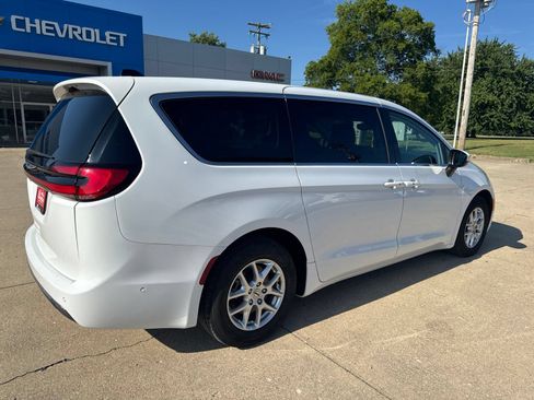 Used 2023 Chrysler Pacifica Touring-L FWD image 3