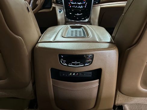 Used 2016 Cadillac Escalade Platinum image 28