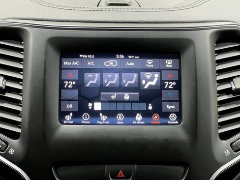 Used 2019 Jeep Cherokee Latitude Plus w/ Comfort/Convenience Group FWD image 25