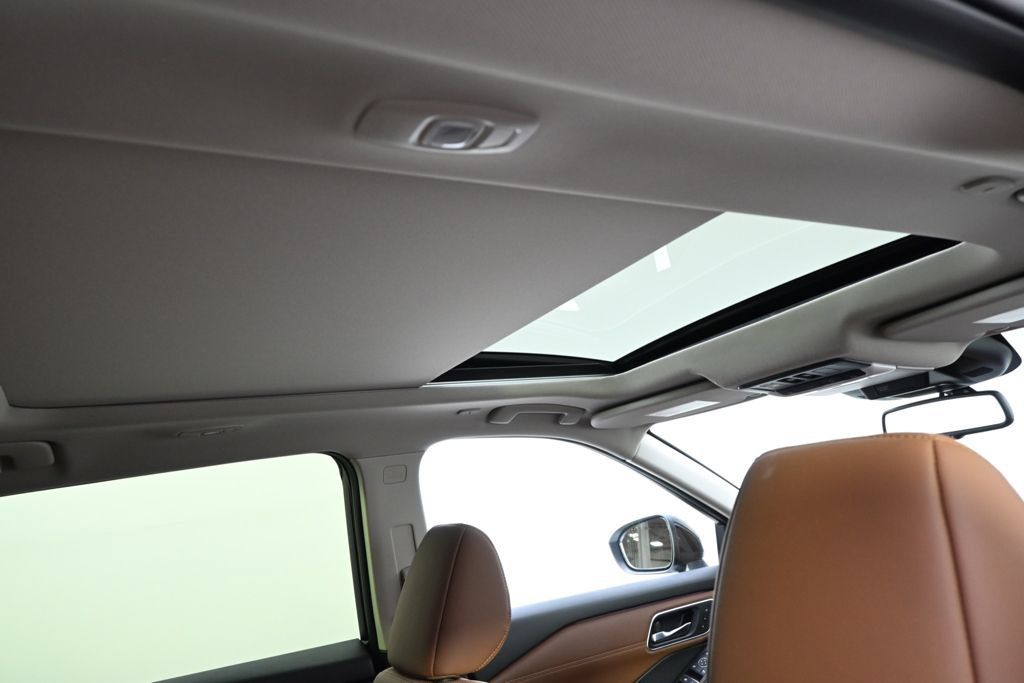 Used 2025 Nissan Rogue Platinum FWD image 17