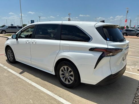 Used 2023 Toyota Sienna LE FWD image 3