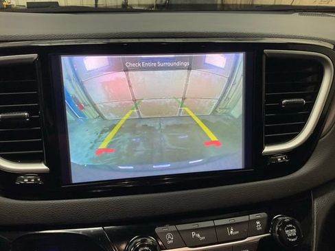 Used 2025 Chrysler Pacifica Select FWD image 16