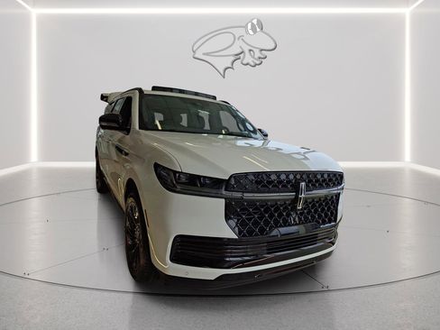 New 2025 Lincoln Navigator L Reserve w/ Jet Appearance Package AWD/4WD image 4