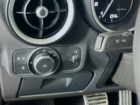 Used 2023 Alfa Romeo Stelvio Ti image 17