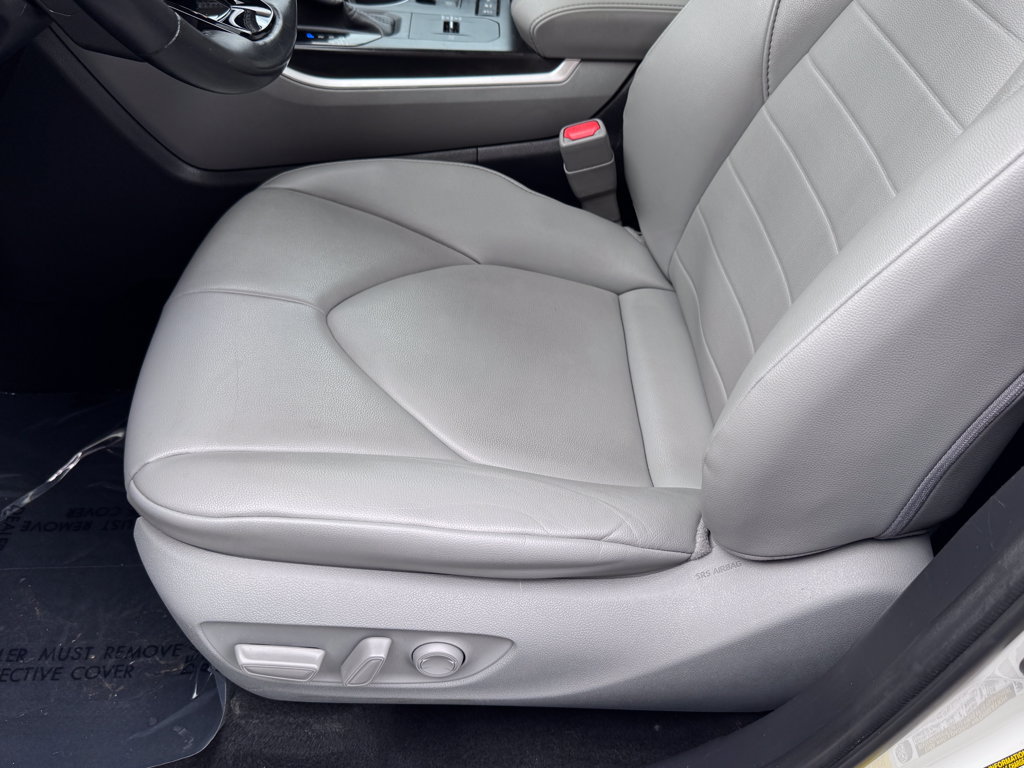 Used 2020 Toyota Highlander XLE AWD/4WD image 21