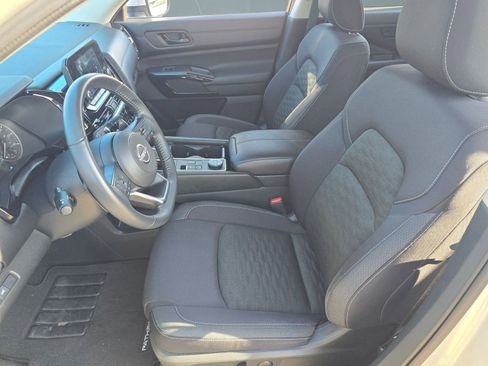 Used 2024 Nissan Pathfinder SV w/ SV Premium Package image 5