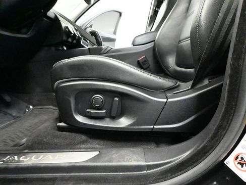 Used 2020 Jaguar E-PACE SE image 23