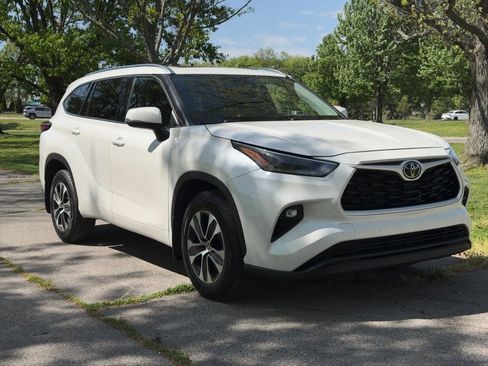 Used 2021 Toyota Highlander XLE AWD/4WD image 35