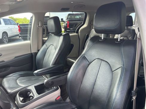 Used 2021 Chrysler Pacifica Touring-L w/ Premium & Safety Sphere Group FWD image 14