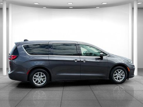Used 2023 Chrysler Pacifica Touring-L FWD image 8