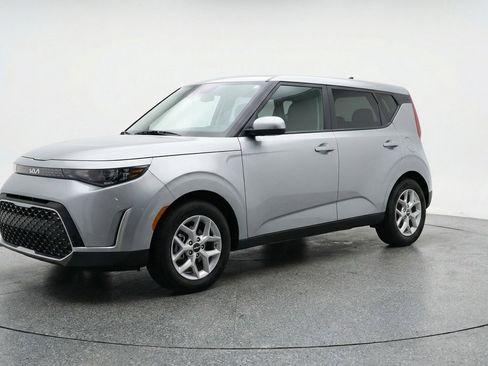Used 2025 Kia Soul LX w/ LX Technology Package FWD image 3