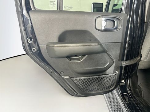 Used 2025 Jeep Wrangler Sahara image 24