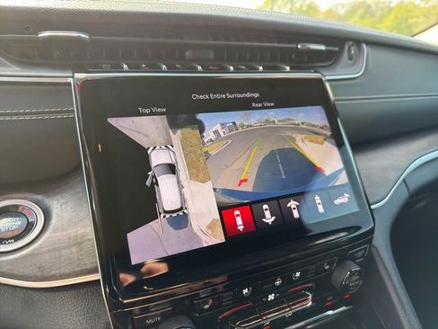 Used 2024 Jeep Grand Cherokee L Limited w/ Luxury Tech Group II image 17