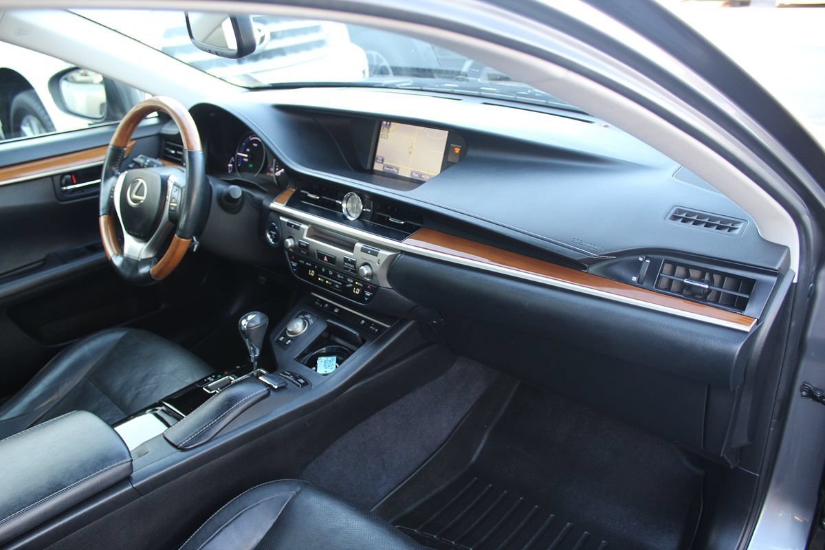 Used 2014 Lexus ES 300h w/ Luxury Package w/Bamboo Trim FWD image 22