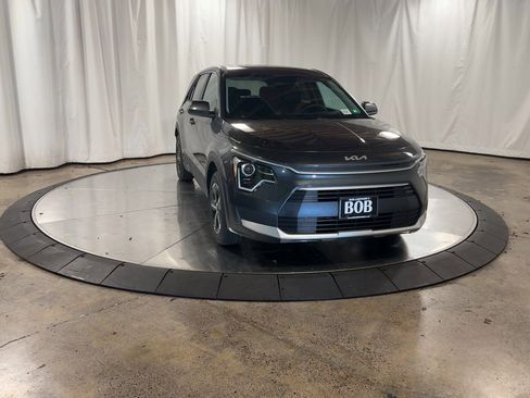 Certified 2025 Kia Niro LX image 3