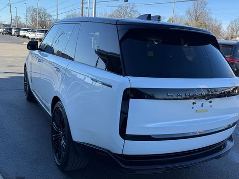 Used 2025 Land Rover Range Rover SE image 10