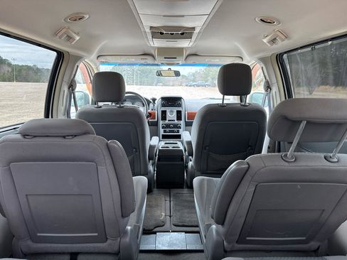 Used 2009 Chrysler Town & Country Touring w/ Family Value Group image 19