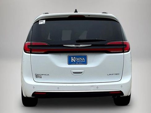 Used 2023 Chrysler Pacifica Limited FWD image 5