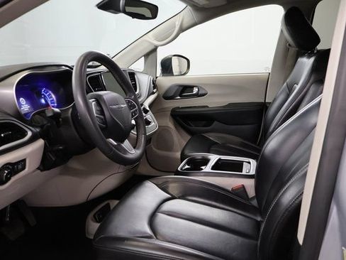 Used 2023 Chrysler Pacifica Touring-L FWD image 11