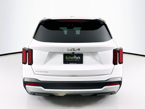 Used 2025 Kia Sorento LX FWD image 7