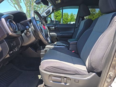 Used 2020 Toyota Tacoma TRD Off-Road w/ Technology Package AWD/4WD image 16