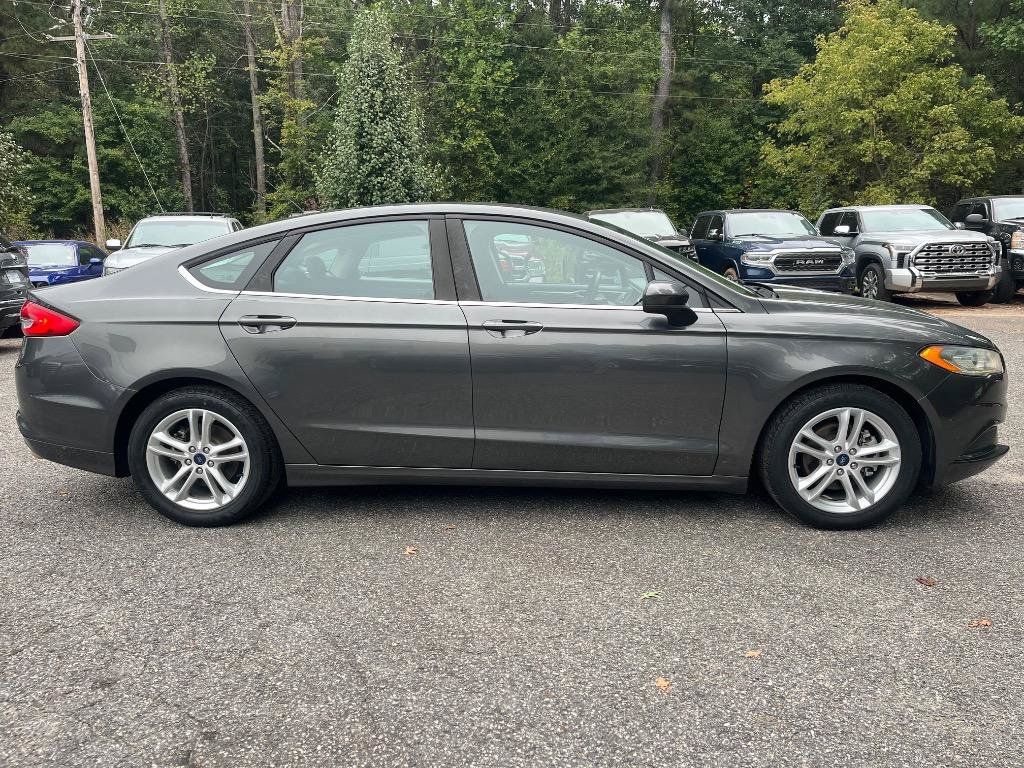 Used 2018 Ford Fusion SE FWD image 4