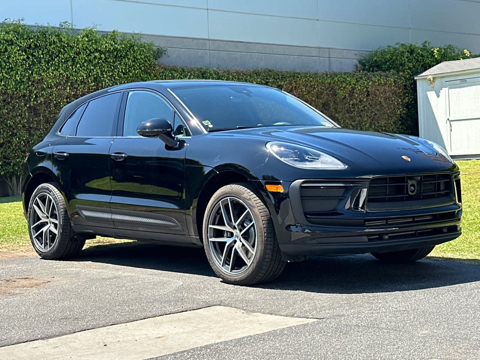Certified 2025 Porsche Macan AWD/4WD image 10
