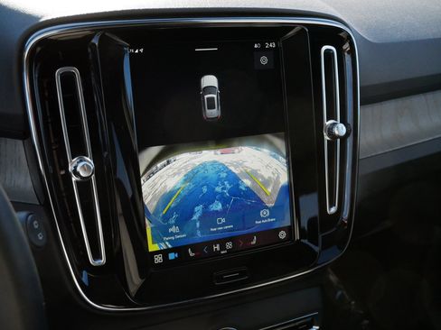 Used 2024 Volvo XC40 B5 Core image 29