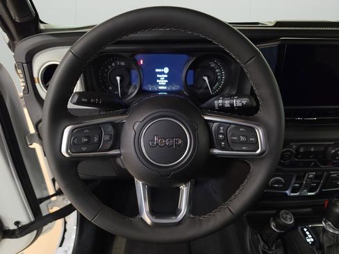 Certified 2025 Jeep Wrangler Unlimited Sahara w/ Safety Group AWD/4WD image 18