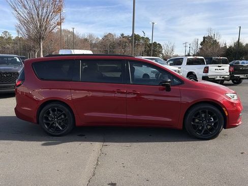 New 2026 Chrysler Pacifica Limited w/ S Appearance Package FWD image 13
