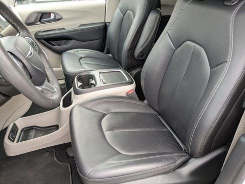 Used 2024 Chrysler Pacifica Touring-L image 16