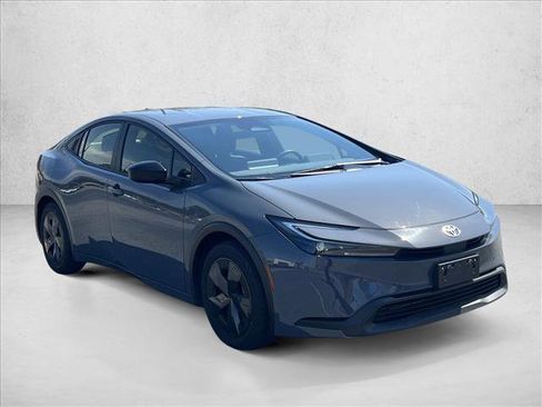 Used 2025 Toyota Prius LE image 3