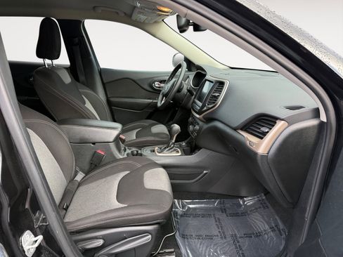 Used 2014 Jeep Cherokee Latitude w/ Comfort/Convenience Group image 19