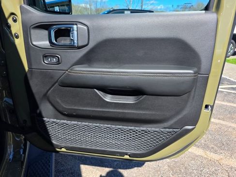Used 2025 Jeep Gladiator Sport AWD/4WD image 9